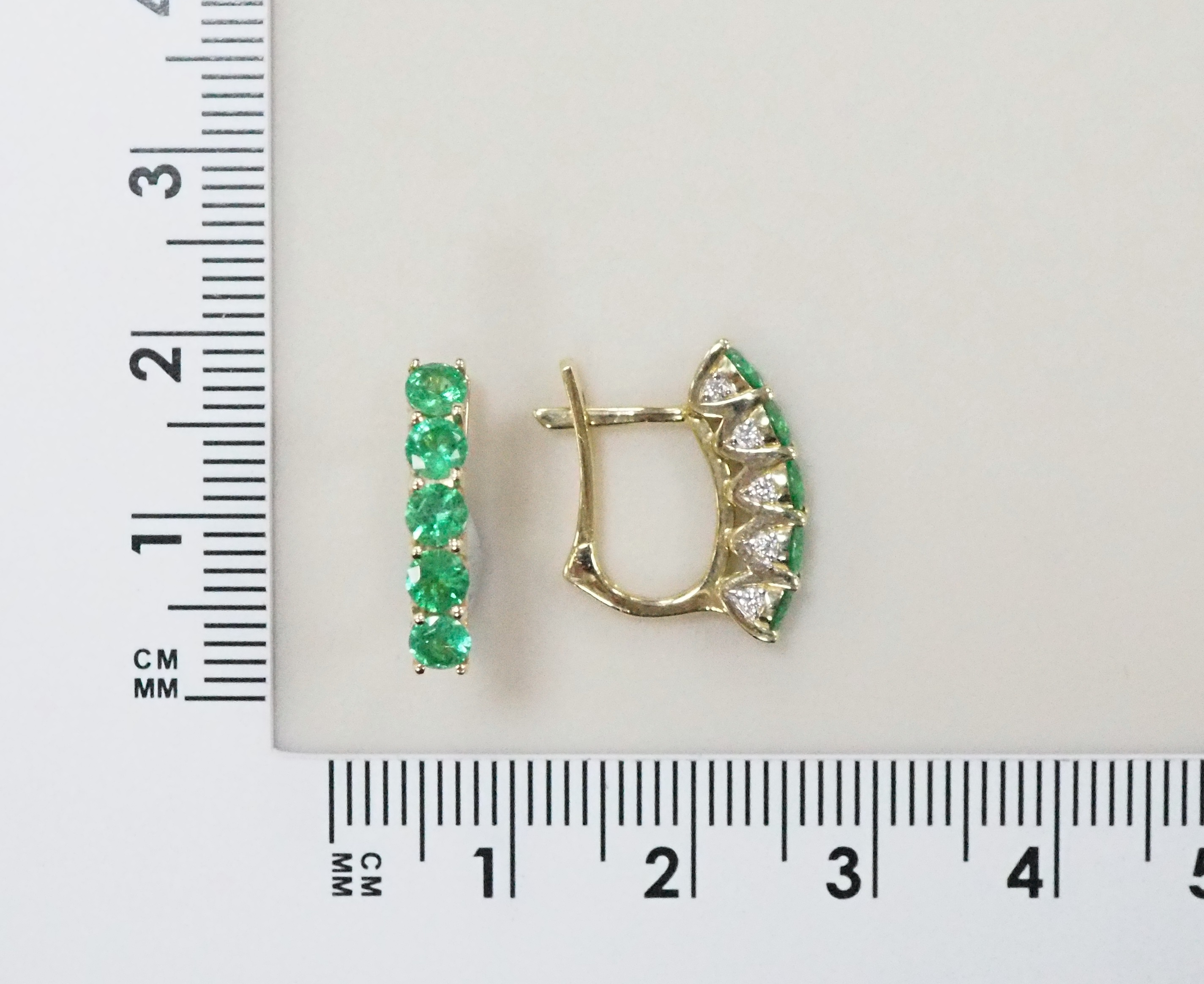 Серьги из желтого золота с изумрудами